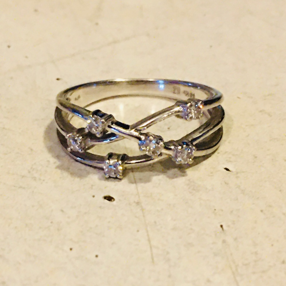 Beautiful, (Real-14k) 6 Diamond Stone Ring!